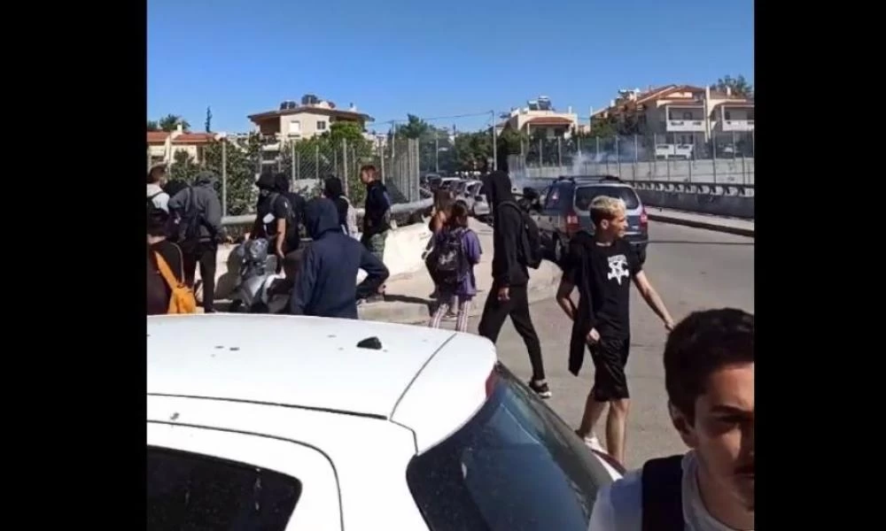 Ένταση τώρα έξω από το υπουργείο Παιδείας